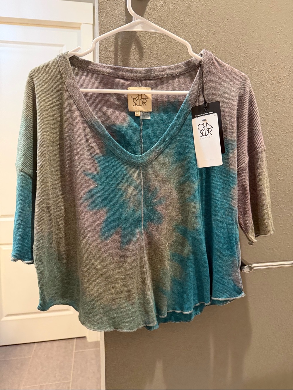 Chaser Teal and Gray Tie-Dye V‑Neck Crop Top